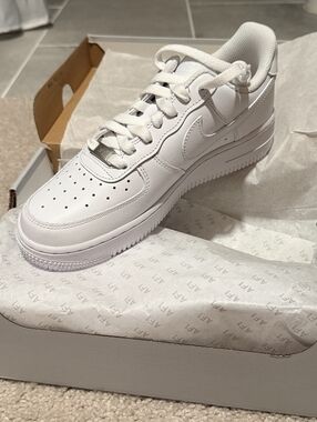 Nike Airforce In WHITE Sz 7.5W NWT